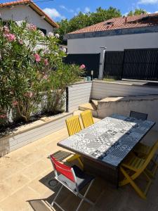 een tafel en stoelen op een terras bij Villa Josèphe in Capbreton