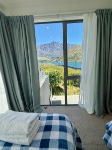 En eller flere senge i et værelse på Lakeview Loft Queenstown