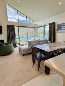 Et opholdsområde på Lakeview Loft Queenstown