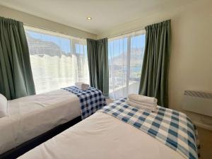 En eller flere senge i et værelse på Lakeview Loft Queenstown + 11 billeder
