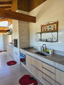 a kitchen with a sink and a counter top at Casa temporada Grecco Vidal in Venda Nova do Imigrante