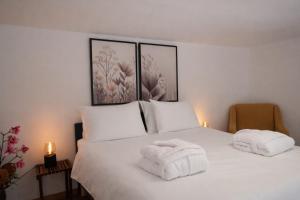 特拉维夫One Apartments TLV的一张白色的床,上面有两个白色的枕头