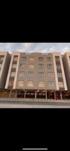 a large apartment building with a large building at Mfj Marbella Stay دخول ذاتي بموقف خاص وإطلالة مسبح in Al Khobar
