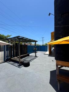 een bushalte met een overkapping en een picknicktafel bij Hostel Farol in Pontal do Paraná +13 foto's