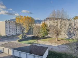 une vue depuis le toit d'un immeuble dans l'établissement Le 19 Lavigne - Parking, à Saint-Martin-dʼHères