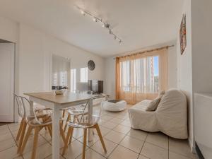 un salon avec une table et un canapé dans l'établissement Le 19 Lavigne - Parking, à Saint-Martin-dʼHères 73 autres photos