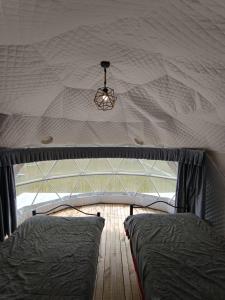 Puerto BertrandDomos Las Lengas Ch的帐篷里有一间卧室，里面有两张床