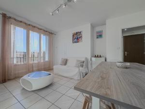 a living room with a table and a couch at Le 19 Lavigne - Parking in Saint-Martin-dʼHères