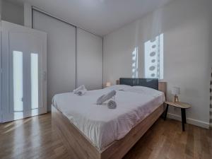 En eller flere senge i et værelse på Le 19 Lavigne - Parking