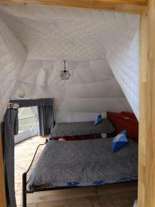 Puerto BertrandDomos Las Lengas Ch的帐篷里有一张床的卧室