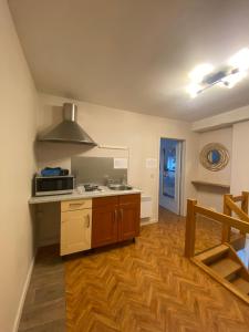 een keuken met een spoelbak en een fornuis bij Studio central airco et local vélo in Huy