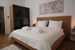 特拉维夫One Apartments TLV的卧室里有一张白色的大床，上面有两个枕头