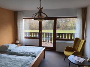 En eller flere senge i et værelse på Pension-Gästehaus Waldhof + 44 billeder