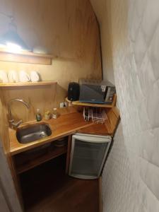 Puerto BertrandDomos Centro Las Lengas Gd的厨房配有水槽和台面上的笔记本电脑