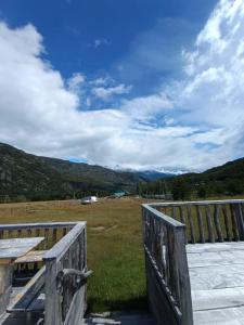 Puerto BertrandDomos Centro Las Lengas Gd的甲板上的木凳,享有田野的景色 更多5张照片