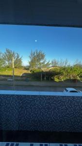 Blick auf eine Straße aus dem Fenster eines Gebäudes in der Unterkunft Beira Mar Residencial in Capão da Canoa