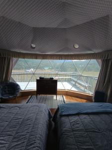 Puerto BertrandDomos Centro Las Lengas Gd的一间卧室，配有两张床和一个大窗户