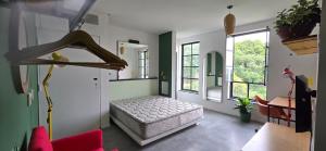 里约热内卢Castelo dos Tucanos Host的带窗户的房间里有一张床的卧室