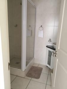 ein weißes Badezimmer mit Dusche und Waschbecken in der Unterkunft 54 Topanga Holiday Accommodation in Margate