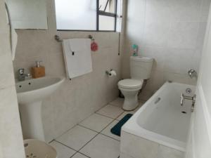 ein weißes Badezimmer mit Waschbecken und Toilette in der Unterkunft 54 Topanga Holiday Accommodation in Margate