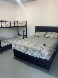 una camera con un letto e due letti a castello di Kitnets Ubatumirim a Ubatuba