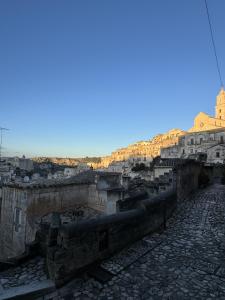uitzicht op een oude stad met gebouwen bij L'Incanto Caves in Matera