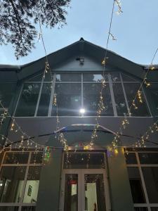 een huis met kerstverlichting ervoor bij Сункар in Uchitelʼ