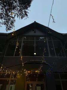 een gebouw met kerstverlichting ervoor bij Сункар in Uchitelʼ