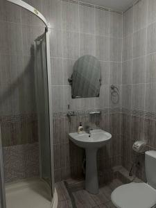 een badkamer met een wastafel en een douche bij Сункар in Uchitelʼ