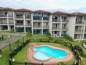 eine Luftansicht eines Apartmentkomplexes mit einem Pool in der Unterkunft 54 Topanga Holiday Accommodation in Margate