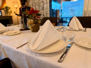 OberhaagKOASA HOF Bed and Breakfast的一张桌子,上面有白板和餐巾 更多40张照片