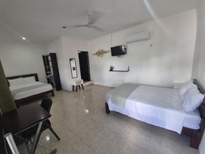 En eller flere senge i et værelse på Casa Jatsutsil Bacalar + 8 billeder