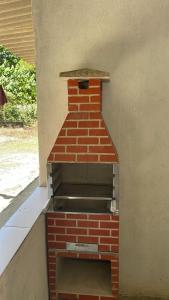un forno di mattoni seduto sul lato di un edificio di Kitnets Ubatumirim a Ubatuba