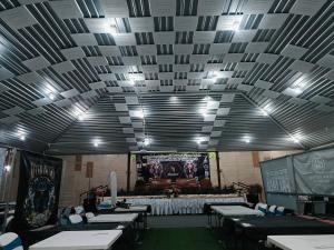 una sala da pranzo con tavoli e schermo di proiezione di ระยองบีช Rayong Beach Hotel a Ban Chak Phai Altre 17 foto
