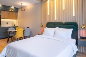 En eller flere senge i et værelse på New Gudauri Atrium Ski and Dream Apartments + 40 billeder