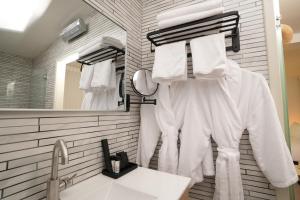 特拉维夫One Apartments TLV的浴室提供白色毛巾、水槽和镜子 更多71张照片