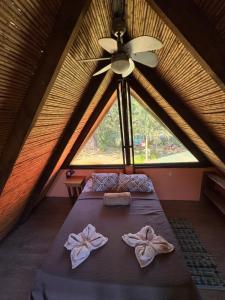 En eller flere senge i et værelse på Cabuya Lodge + 27 billeder