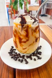 een kop koffie op een bord met koffiebonen bij Hotel Vias Maya Bacalar in Bacalar