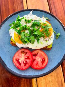 een sandwich met een ei en tomaten op een blauw bord bij Hotel Vias Maya Bacalar in Bacalar +65 foto's