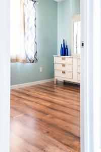 Zimmer mit Holzboden und Kommode in der Unterkunft Historic Sebring Downtown Home in Sebring + 31 Fotos