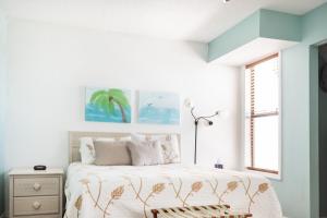 ein Schlafzimmer mit einem großen Bett und einem Fenster in der Unterkunft Historic Sebring Downtown Home in Sebring