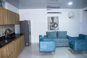 a kitchen and a living room with a couch and chairs at Pura Vida in Quibdó