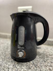 una caffettiera nera seduta su un bancone di Lysa Paraná a Paraná