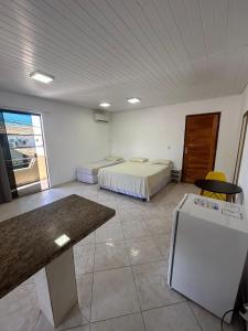 Camera con 2 letti e frigorifero. di Pousada Luar a Santa Cruz Cabrália Altre 24 foto