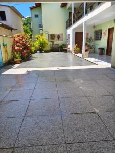 an empty courtyard of a building with plants at Aquarela Suítes in Piúma