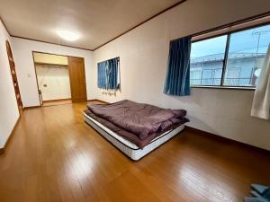 een slaapkamer met een bed in een kamer bij 桜の家 in Saitama
