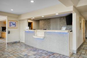 een lobby met een receptie in een gebouw bij SureStay Hotel by Best Western Ukiah in Ukiah +32 foto's