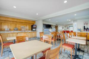 een restaurant met tafels en stoelen en een keuken bij SureStay Hotel by Best Western Ukiah in Ukiah
