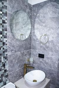 基布多Pura Vida的浴室里有马桶、洗手池和镜子。 更多71张照片