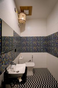 een badkamer met een wastafel en een toilet bij Troy Resorts and wellness in Zirakpur